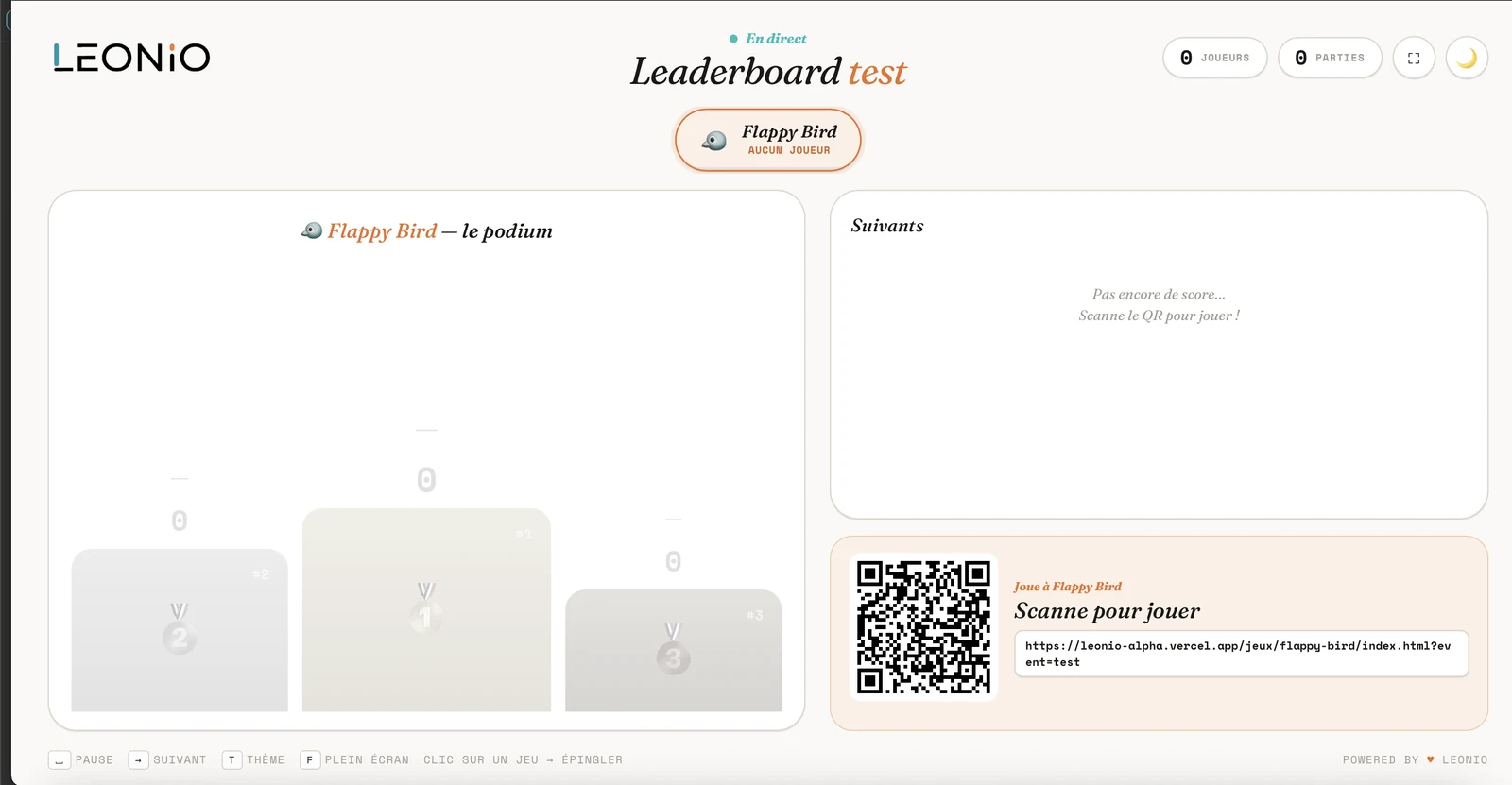 Leaderboard live LEONIO : vue grand écran avec podium 3D, joueurs connectés, QR code de connexion et statut En direct